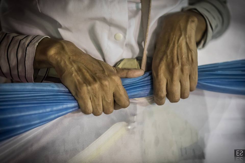 Manos de docente con bandera argentina