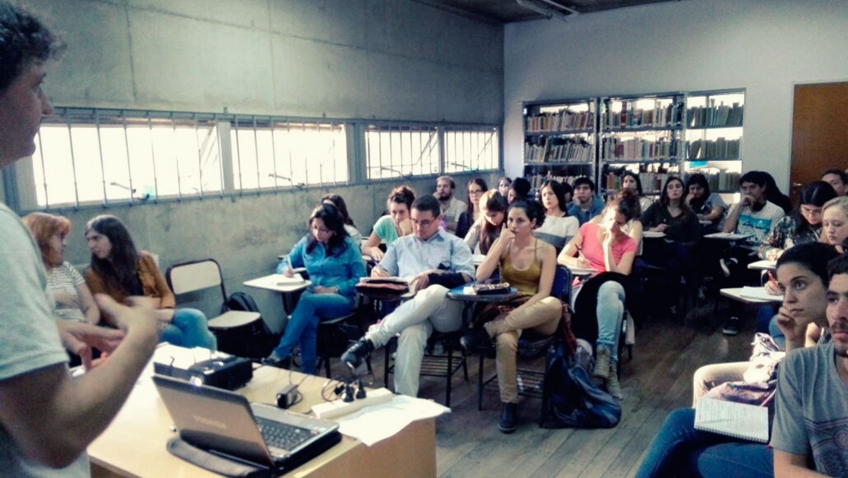 Pablo Natta hablando a los egresados y estudiantes