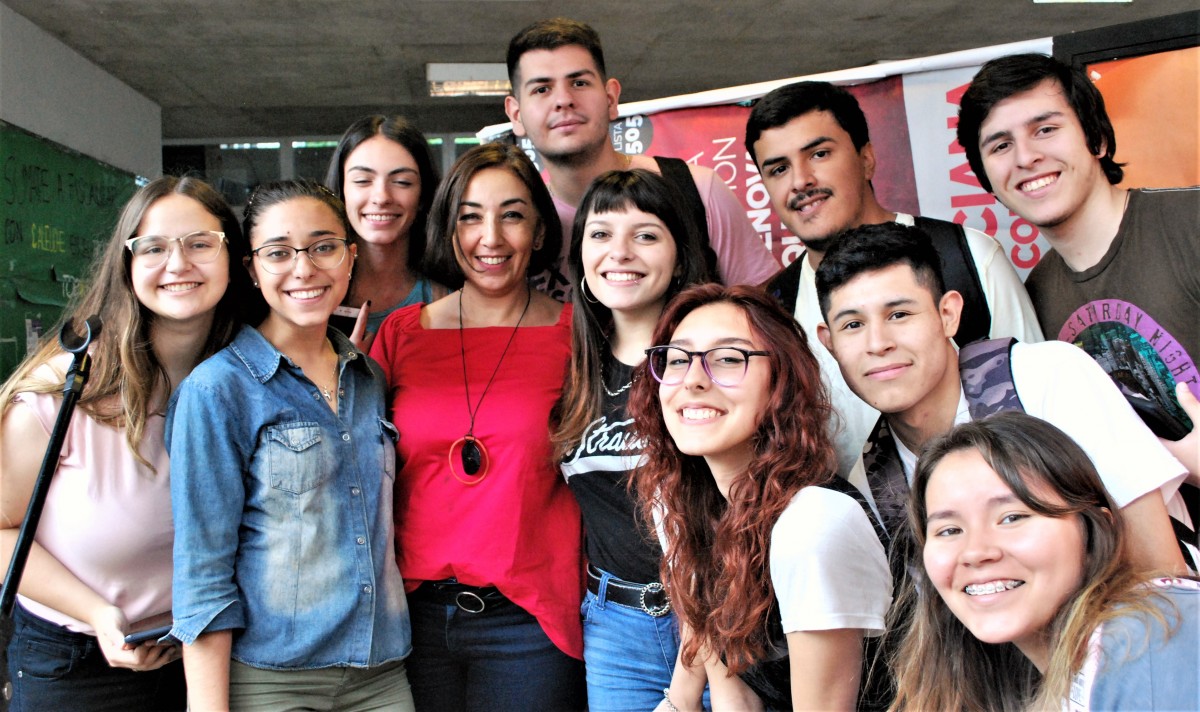 Marta Pereyra junto a estudiantes de la cátedra
