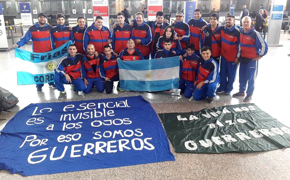 equipo en el aeropuerto y un cartel que dice: lo esencial es invisible a los ojos por eso somos guerreros