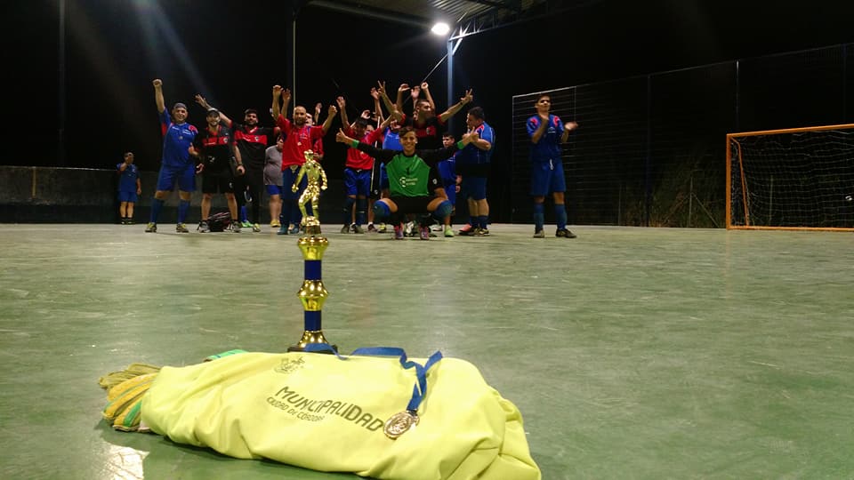 equipo de futbol y por delante la copa